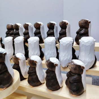 Малка дървена фигурка honey badger — сладък десктоп аксесоар, ръчно резбована животинска скулптура