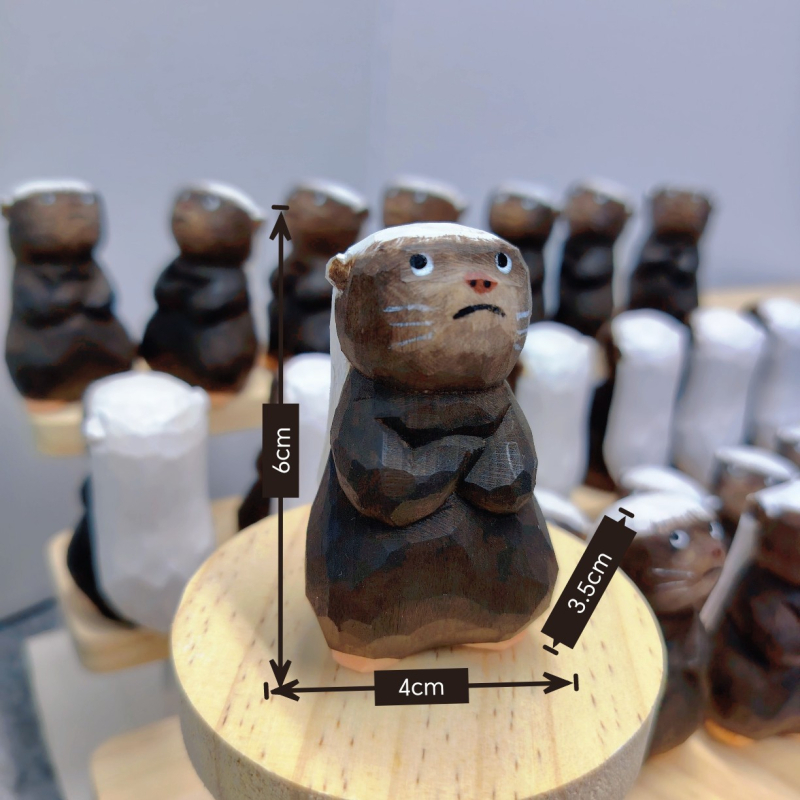 Малка дървена фигурка honey badger — сладък десктоп аксесоар, ръчно резбована животинска скулптура