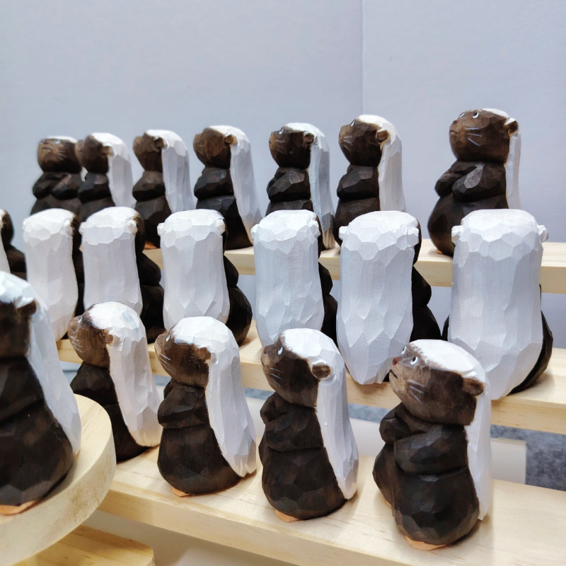 Малка дървена фигурка honey badger — сладък десктоп аксесоар, ръчно резбована животинска скулптура