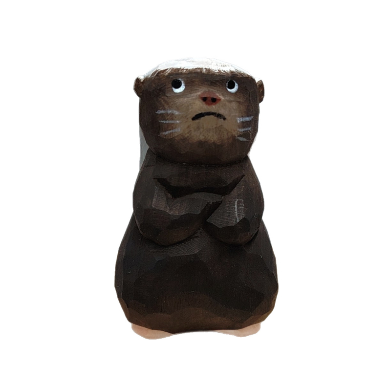 Малка дървена фигурка honey badger — сладък десктоп аксесоар, ръчно резбована животинска скулптура