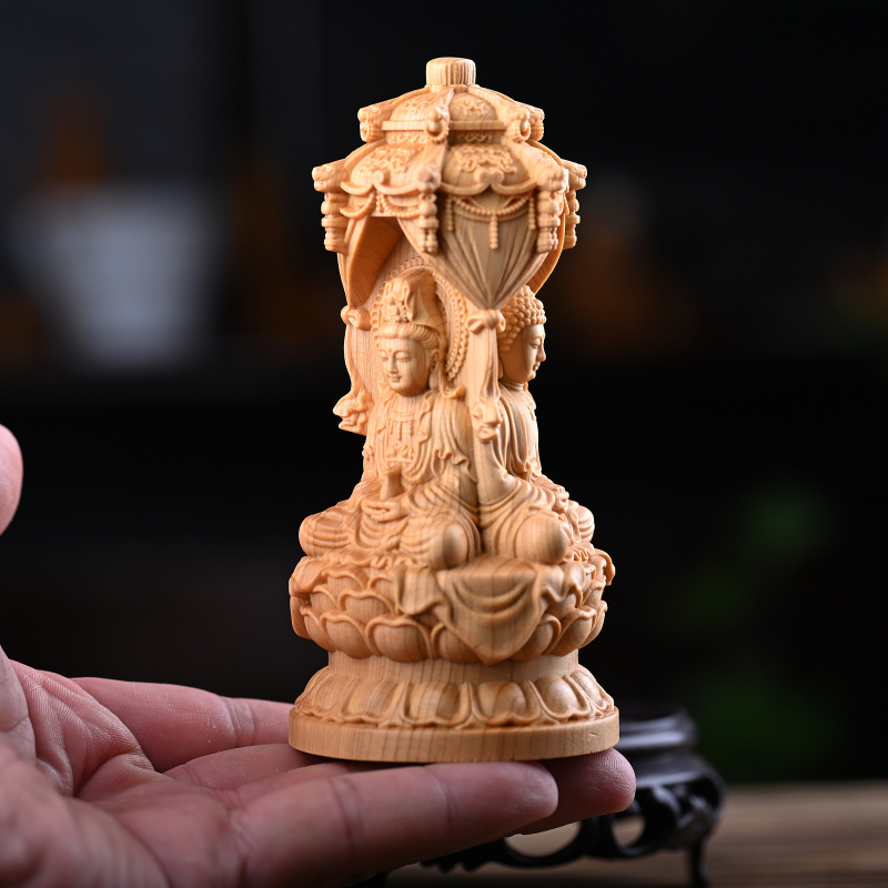 Дърворезба от туя: Западна триада пагода с Vairocana, Guanyin и Mahasthamaprapta — офисна настолна украса