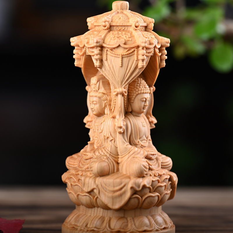 Дърворезба от туя: Западна триада пагода с Vairocana, Guanyin и Mahasthamaprapta — офисна настолна украса