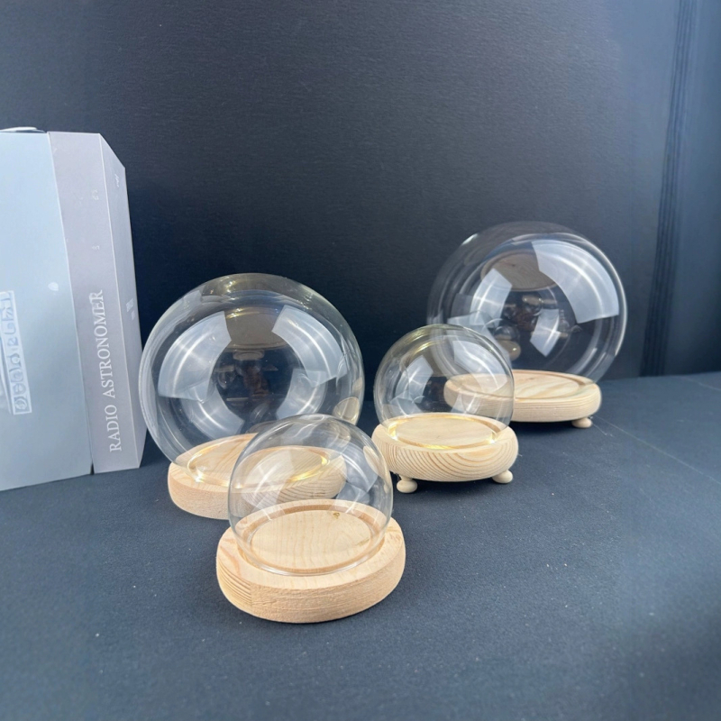 Сферична стъклена база с LED осветление и вечни цветя — ръчно изработен декоративен аксесоар
