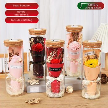 Стъклен купол с букет изсушени цветя: слънчоглед, карамфил, гипсофила и роза — ръчна изработка