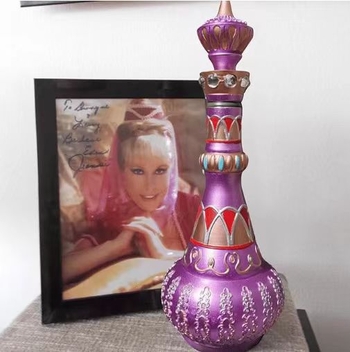 Бутилка I Dream of Jeannie от Purple Bottle – изработка от смола