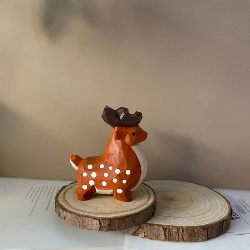 Ръчно изработена дървена фигура на малък лос — настолен декоративен сувенир, боядисана и гравирана