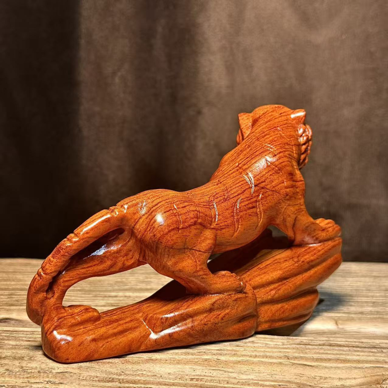Мингжу резбована тигрова фигурка от rosewood — твърдо дърво, зодиака, за настолен декор у дома и в офиса