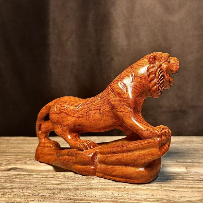 Мингжу резбована тигрова фигурка от rosewood — твърдо дърво, зодиака, за настолен декор у дома и в офиса