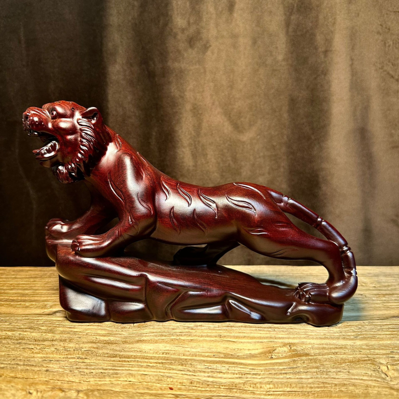 Мингжу резбована тигрова фигурка от rosewood — твърдо дърво, зодиака, за настолен декор у дома и в офиса