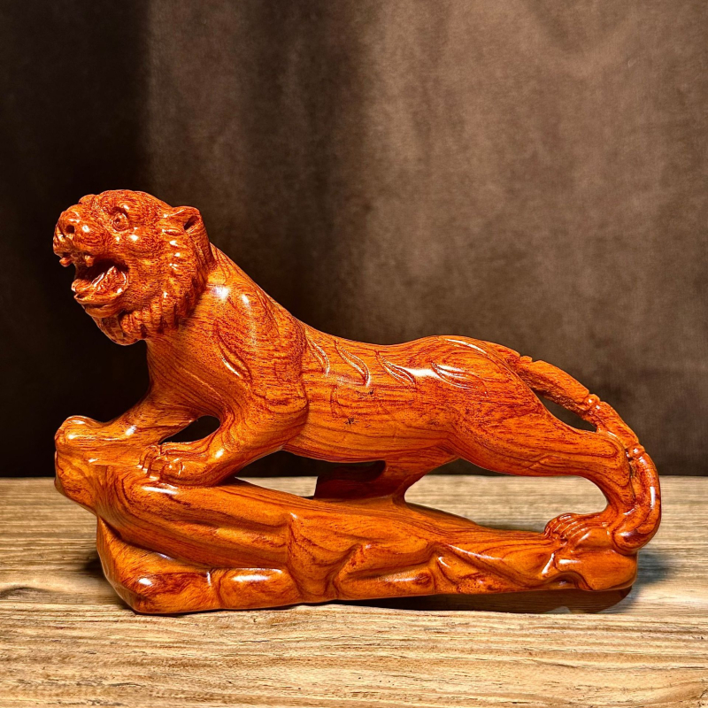 Мингжу резбована тигрова фигурка от rosewood — твърдо дърво, зодиака, за настолен декор у дома и в офиса