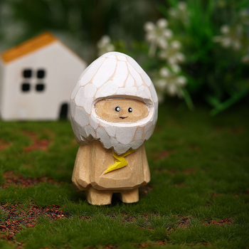 Ръчно изработена дървена фигура във форма на яйце – симпатична декорация за бюро или кола