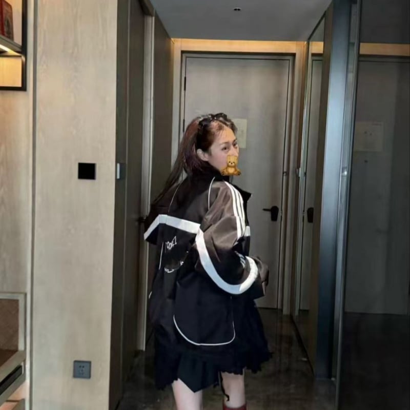 Жакет с oversized силует в бейзболен стил, панелни вложки и усилена изработка, модерен спортно-ежедневен дизайн за жени