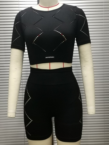 Σετ γυμναστικής και γιόγκα χωρίς ραφές: τοπ με διακοσμητικά κόψιματα και ψηλόμεσα σορτς, χωρίς ραφές