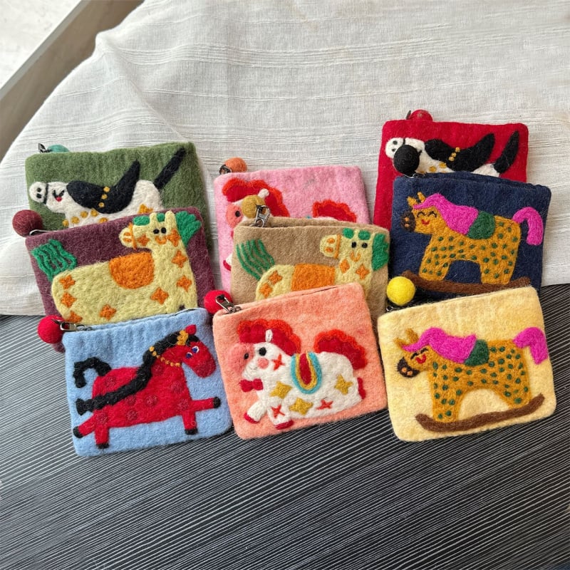 Непалска ръчно изработена филцова чанта с симпатично карикатурно понито – монетник, чанта за телефон и държач за карти