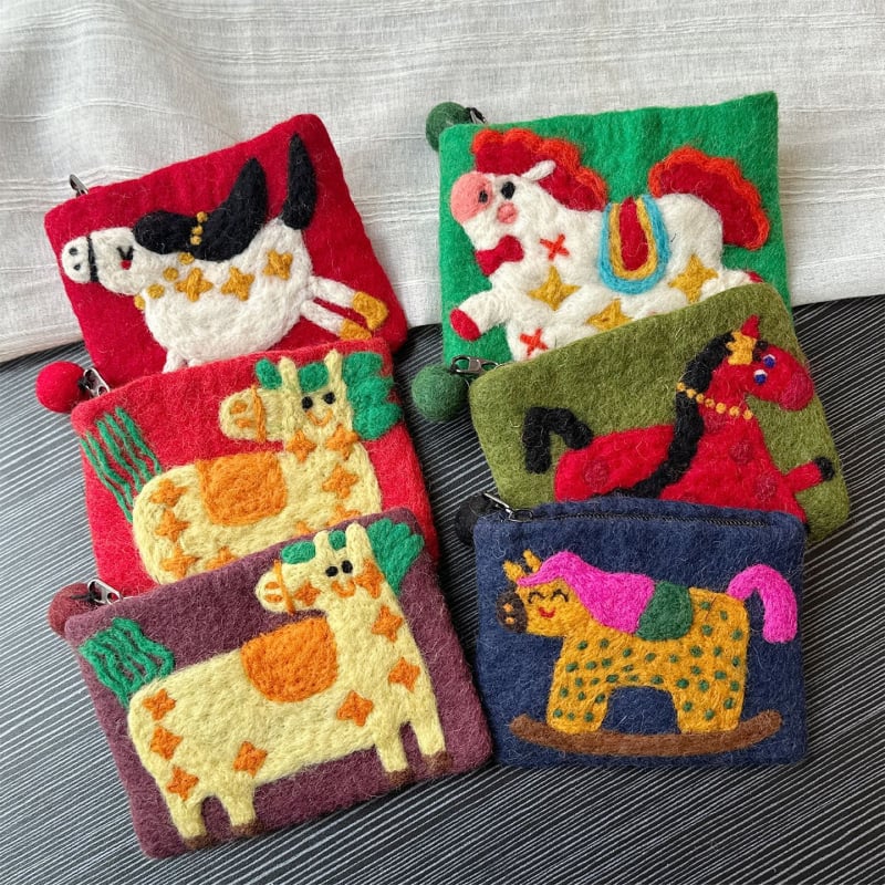 Непалска ръчно изработена филцова чанта с симпатично карикатурно понито – монетник, чанта за телефон и държач за карти