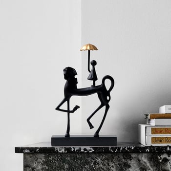 Модерна минималистична метална фигурка: момиче с чадър на кон