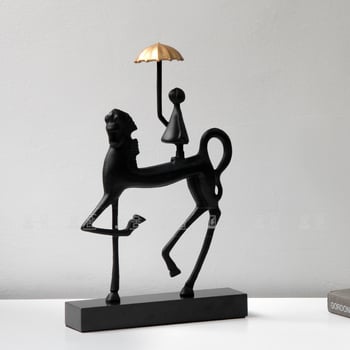 Модерна минималистична метална фигурка: момиче с чадър на кон