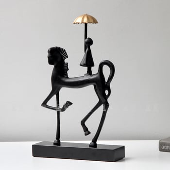 Модерна минималистична метална фигурка: момиче с чадър на кон