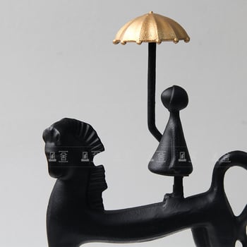 Модерна минималистична метална фигурка: момиче с чадър на кон