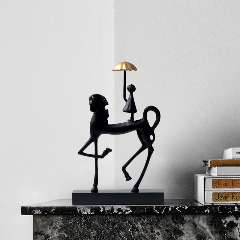 Модерна минималистична метална фигурка: момиче с чадър на кон