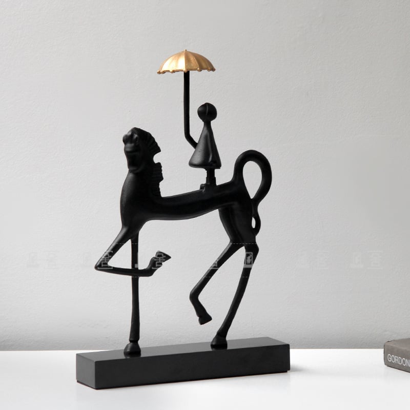 Модерна минималистична метална фигурка: момиче с чадър на кон