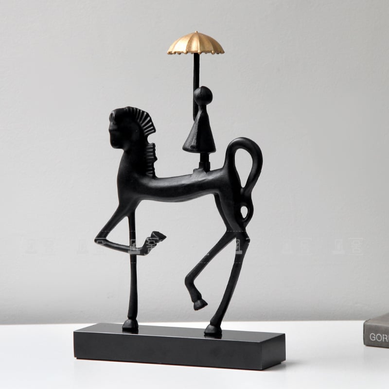 Модерна минималистична метална фигурка: момиче с чадър на кон