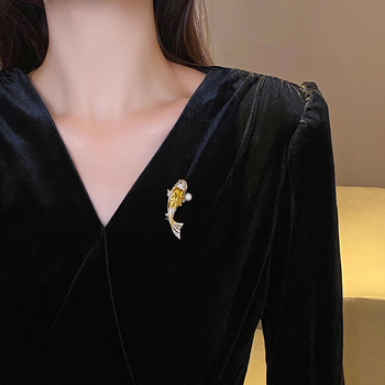 Koi Pearl брошка за жени, елегантен луксозен дизайн, уникален аксесоар за бюста