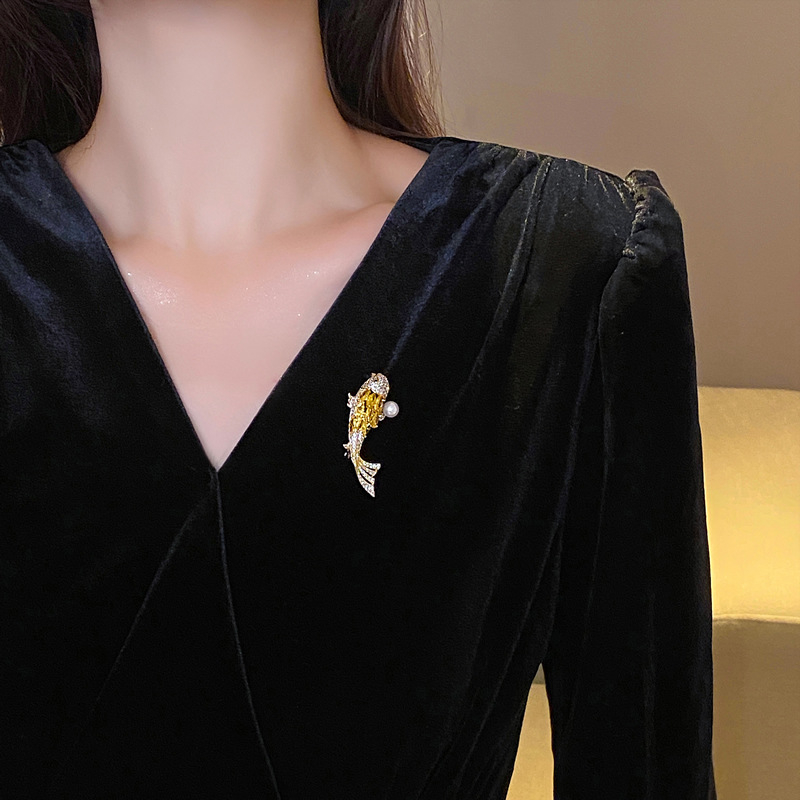 Koi Pearl брошка за жени, елегантен луксозен дизайн, уникален аксесоар за бюста