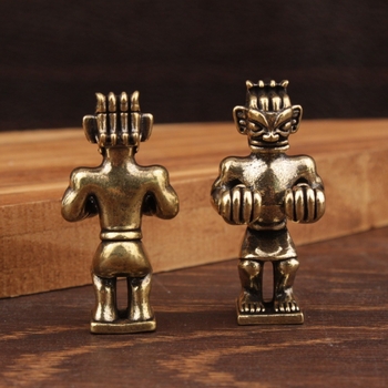 Латунен декоративен предмет със силует на силен човек от Sanxingdui, китайски стил