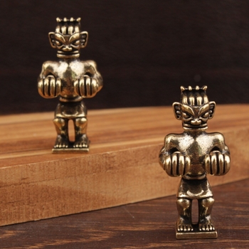 Латунен декоративен предмет със силует на силен човек от Sanxingdui, китайски стил