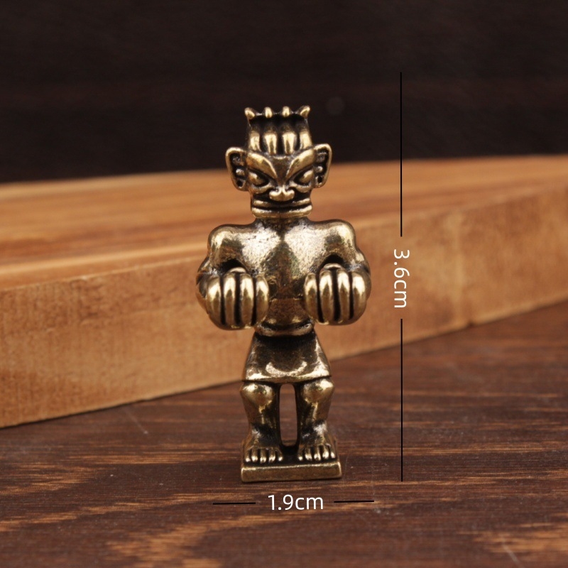 Латунен декоративен предмет със силует на силен човек от Sanxingdui, китайски стил