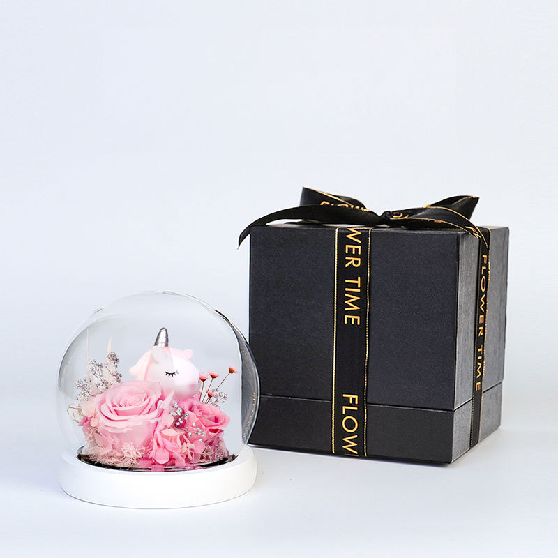 Роза с вечен цвят в стъклен купол с еднорог - декоративно подаръчно изделие за гаджето, признание