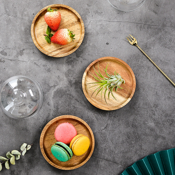 Σετ μικρών πιάτων γλυκών με ξύλινο στρογγυλό δίσκο και γυάλινο καπάκι, περιλαμβάνει πιάτο για μούς και πιάτο για τούρρες