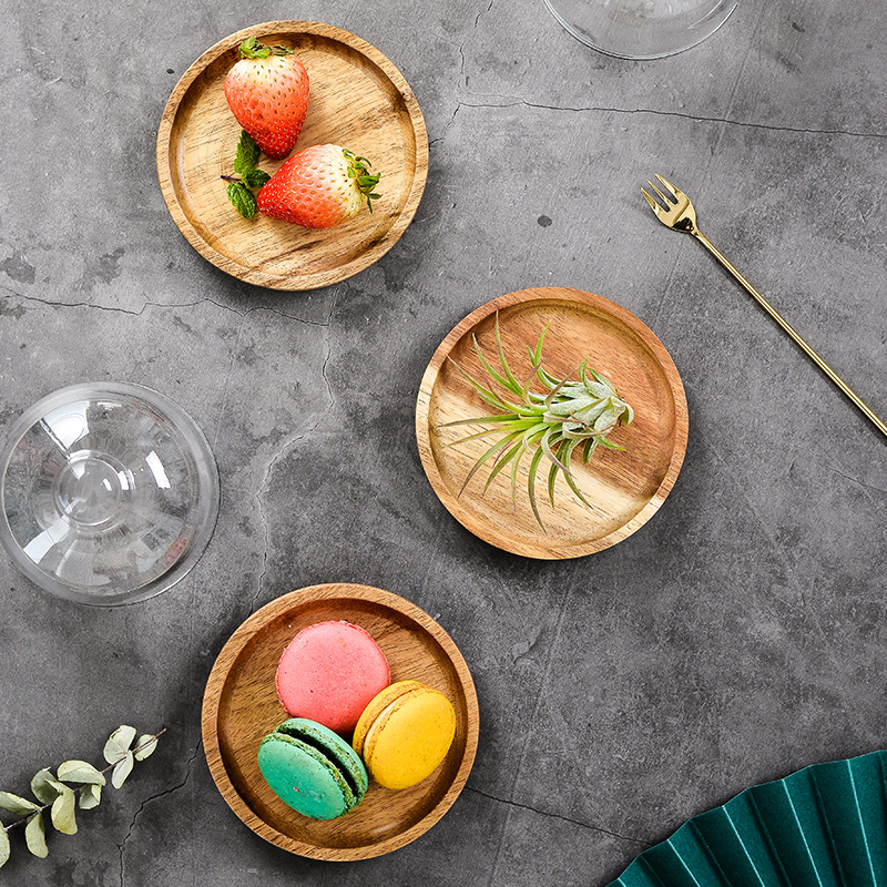 Σετ μικρών πιάτων γλυκών με ξύλινο στρογγυλό δίσκο και γυάλινο καπάκι, περιλαμβάνει πιάτο για μούς και πιάτο για τούρρες