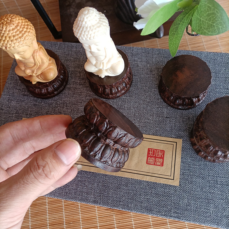 Bază de lotus din lemn de abanos, suport sculptat – ornament din lemn cu Buddha mic