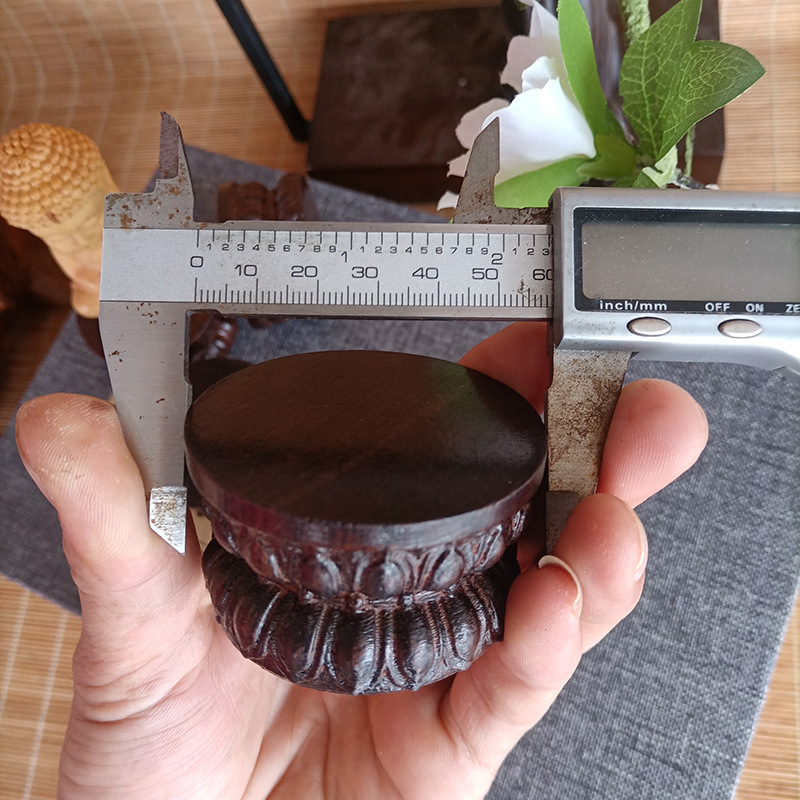 Bază de lotus din lemn de abanos, suport sculptat – ornament din lemn cu Buddha mic