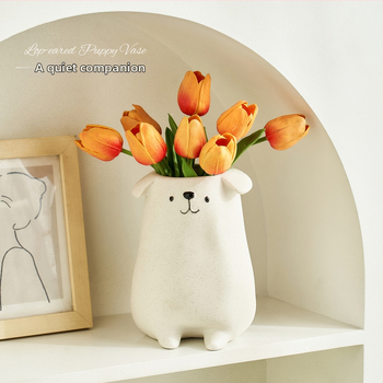 Vază ceramică cu cățeluș drăguț – decor pentru birou, sufragerie, hol sau dormitor.
