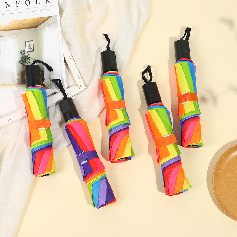 Önazonos logóval és szivárványos mintázattal rendelkező összecsukható esernyő