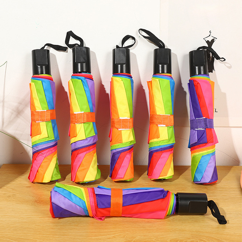 Önazonos logóval és szivárványos mintázattal rendelkező összecsukható esernyő