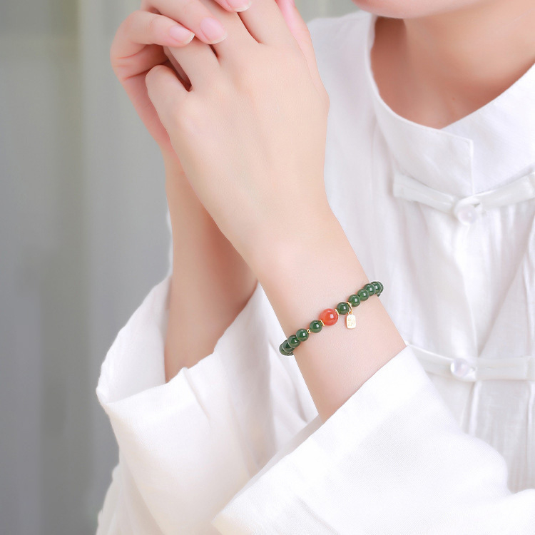 Narukvica od nefrita i stakla s kvarcom jagode i crvenim perlama, talisman sreće, neo-kineski stil, zelena nijansa koja ističe ten, retro minimalistički poklon djevojci