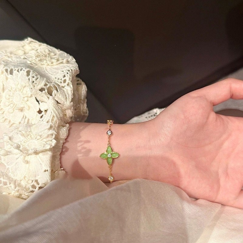 Narukvica s zelenim chalcedonom, dijamantnim naglascima i četverolisnom detelom, u francusko-retro kineskom stilu.