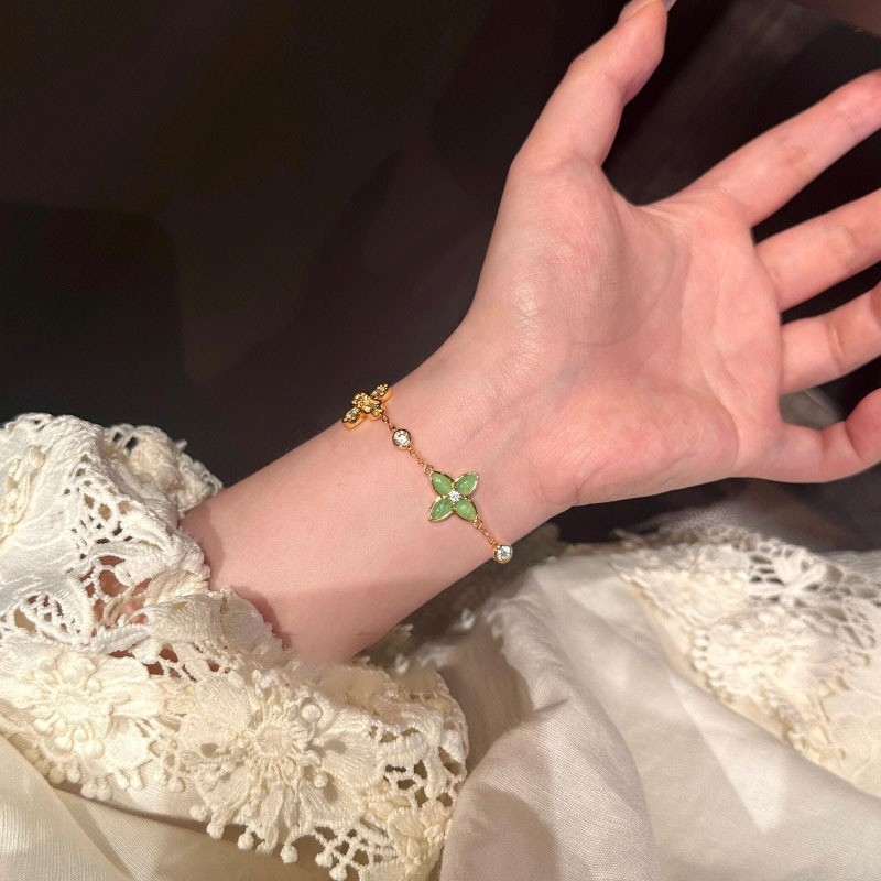 Narukvica s zelenim chalcedonom, dijamantnim naglascima i četverolisnom detelom, u francusko-retro kineskom stilu.