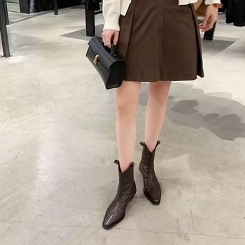 Női rövid bokacsizma valódi bőrből, hegyes orr és V-formájú nyílás, hátul cipzár, vast sarok — nyugati stílusú Martin csizma