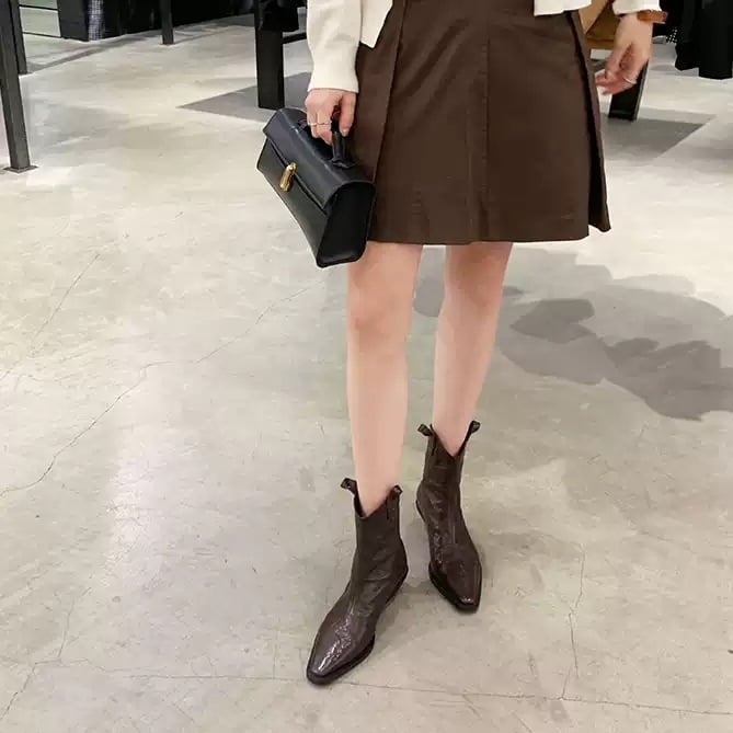 Női rövid bokacsizma valódi bőrből, hegyes orr és V-formájú nyílás, hátul cipzár, vast sarok — nyugati stílusú Martin csizma