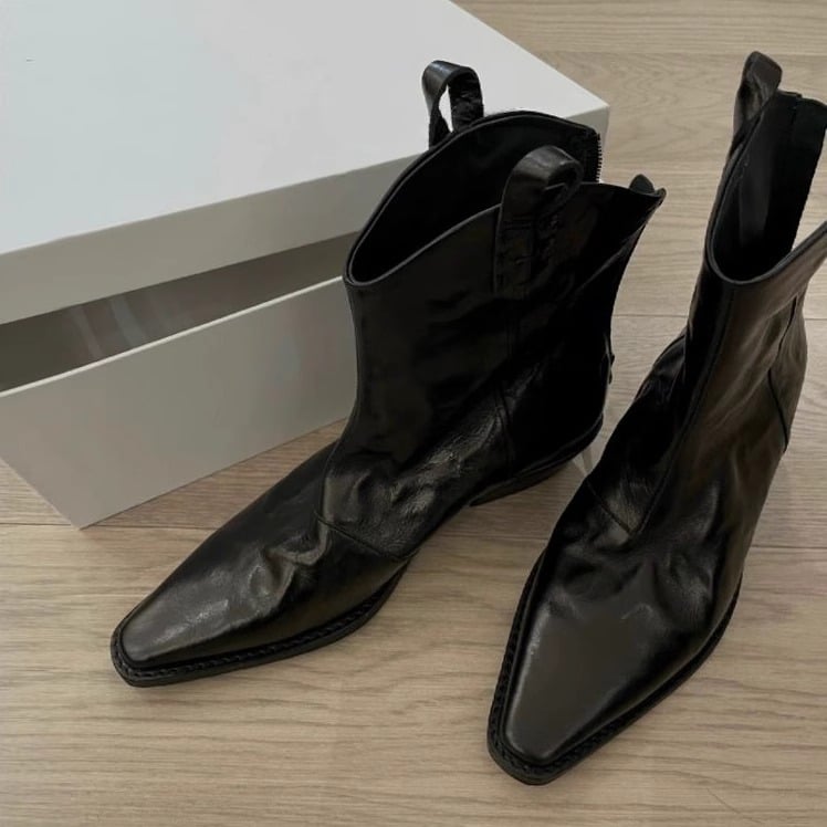 Női rövid bokacsizma valódi bőrből, hegyes orr és V-formájú nyílás, hátul cipzár, vast sarok — nyugati stílusú Martin csizma