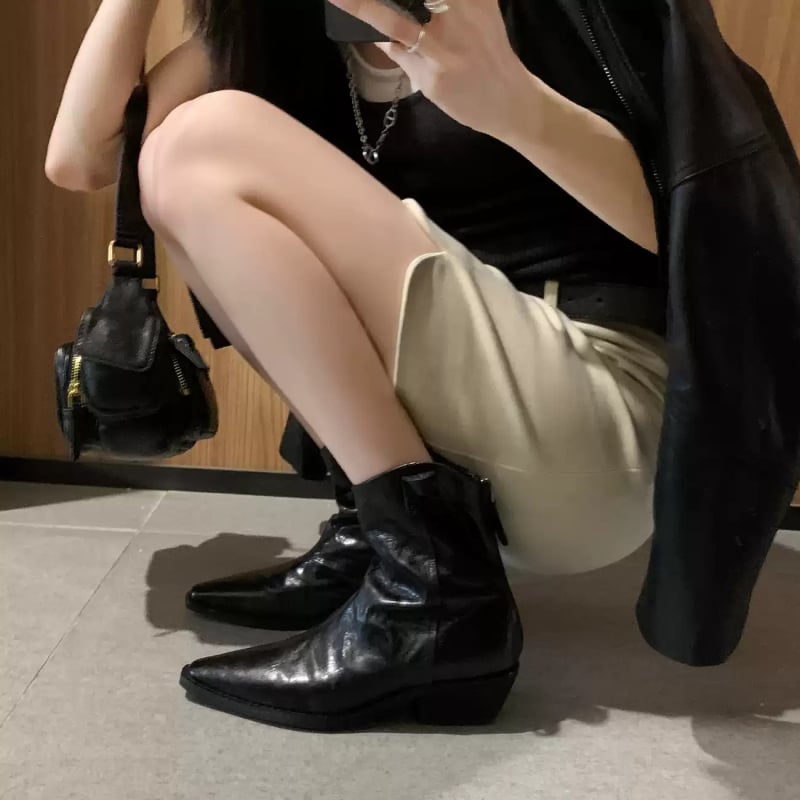 Női rövid bokacsizma valódi bőrből, hegyes orr és V-formájú nyílás, hátul cipzár, vast sarok — nyugati stílusú Martin csizma