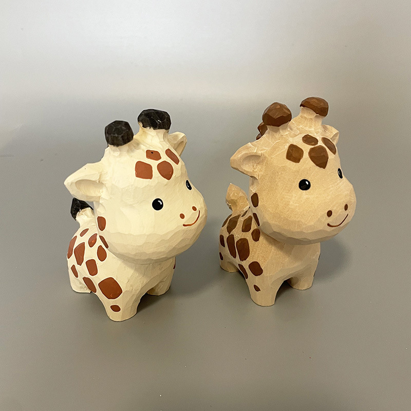 Ръчно изваяна дървена фигура жираф, настолен декор, модерен минималистичен стил, боядисана и гравирана.