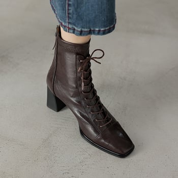 Fekete báránybőrös magassarkú csizma koreai stílusban, kis négyzetes orr, vast sarok, fűző és elasztikus rész, nőknek