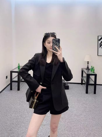 Дамски блейзър за есенно‑зимния сезон 2025 с геометричен принт, поло яка, дълги ръкави, прав силует, едно копче