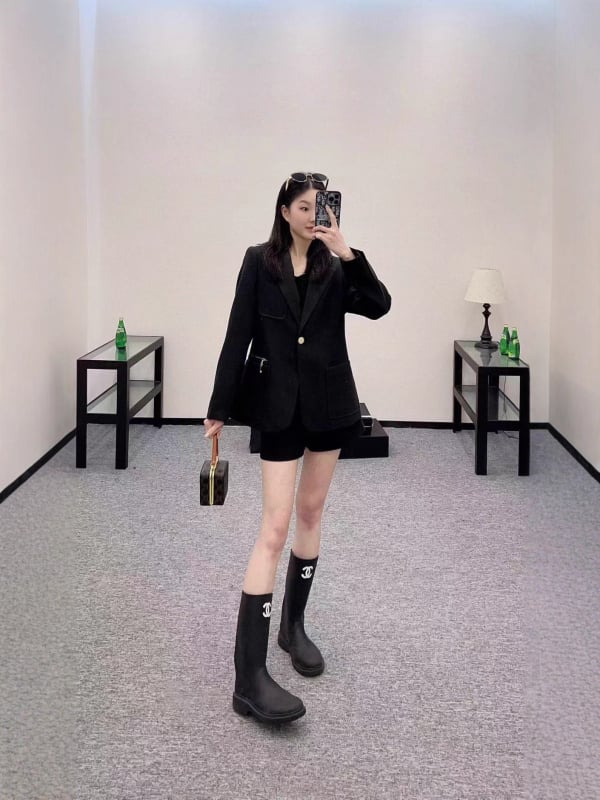 Дамски блейзър за есенно‑зимния сезон 2025 с геометричен принт, поло яка, дълги ръкави, прав силует, едно копче